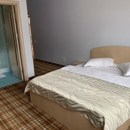 Vila Curcubeu Hotel Buşteni Buitenkant foto