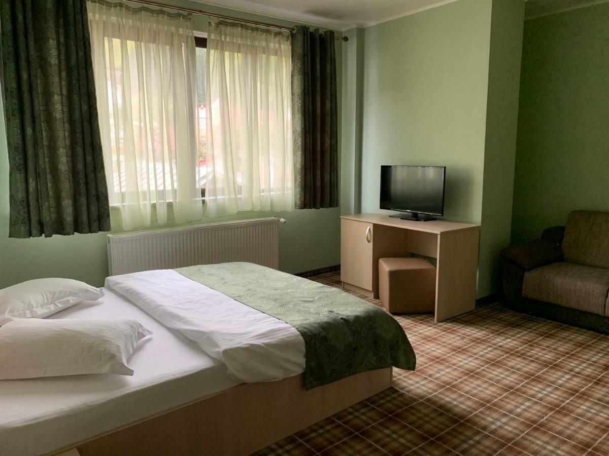 Vila Curcubeu Hotel Buşteni Buitenkant foto