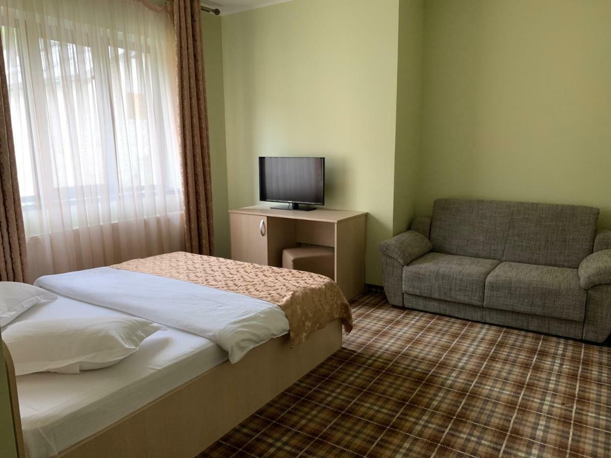 Vila Curcubeu Hotel Buşteni Buitenkant foto