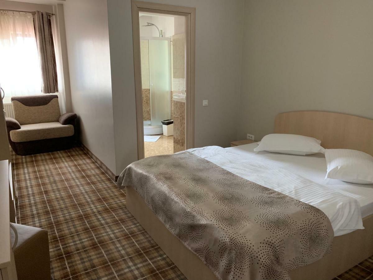 Vila Curcubeu Hotel Buşteni Buitenkant foto